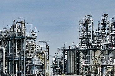 V rafinerii společnosti Chevron poblíž Los Angeles vypukl rozsáhlý požár