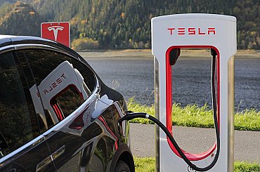 Donald Trump plánuje zrušiť daňové úľavy na nákup elektromobilov. Tesla to podporuje