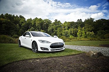 Tesla začne opět prodávat elektromobily za bitcoiny, prohlásil Musk