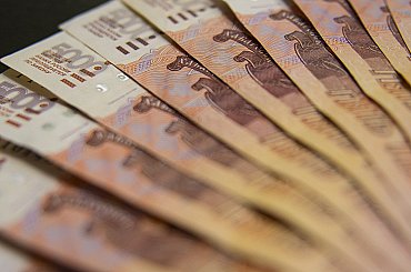 Ruské príjmy z predaja ropy a plynu v apríli klesli o viac než desatinu. Boli však nad očakávania analytikov