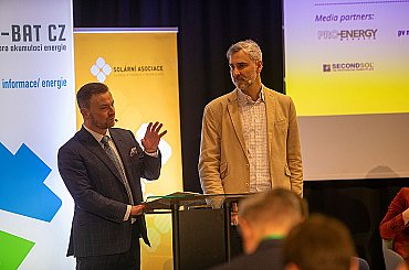 Obnovitelné zdroje lze řídit a stavět rychle. Solární elektrárny s bateriemi mohou nahradit chybějící výkon, zaznělo na konferenci SOLAR FLEX Prague