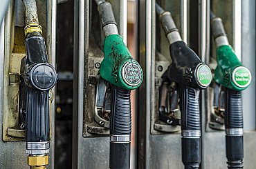 Ceny benzínov v minulom týždni mierne zdraželi, viac zaplatíme aj za naftu