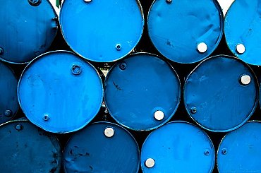 Vláda schválila nákup 75.000 tun ropy do rezerv, stát zaplatí přes miliardu Kč