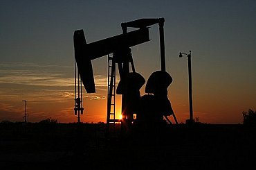 Ceny ropy klesají, na trhu je nejistota kvůli sankcím na ruské ropné produkty