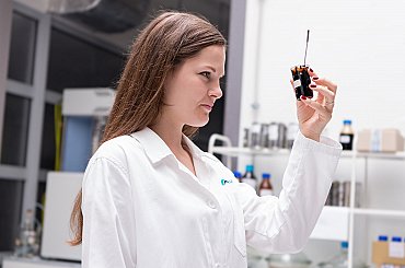 Vědci vyvinuli miniaturní solární pece. Umějí odstranit toxické plyny i vyrábět nanomateriály