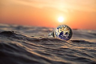 Írán ujistil USA, že povoluje dopravu přes Hormuzský průliv, uvedla Leavittová