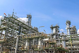 Rafinerie, která může zachránit evropské aerolinky. Příběh největší energetické investice v Africe