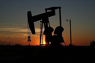 Ceny ropy klesají, na trhu je nejistota kvůli sankcím na ruské ropné produkty